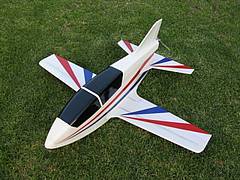 Unser neues Modell die BD-5, der kleinste Jet der Welt, liegt im Gras. Ansicht von vorne oben.