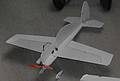 Das Bild zeigt einen Shockflyer, also ein Flugmodell in Silhouettenbauweise, aus dem Werkstoff Depron am Boden einer Turnhalle stehend